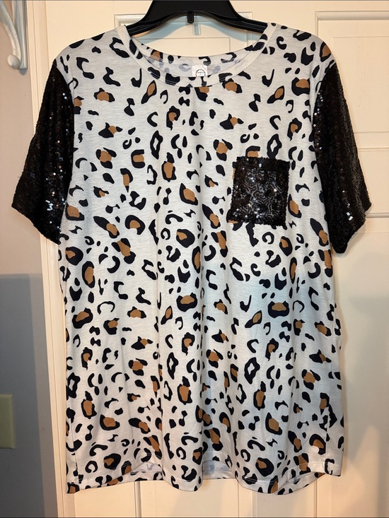 Sunshine & Rodeos Tops - Leopard Print Sequin Sleeve Tee - White/Black/Tan